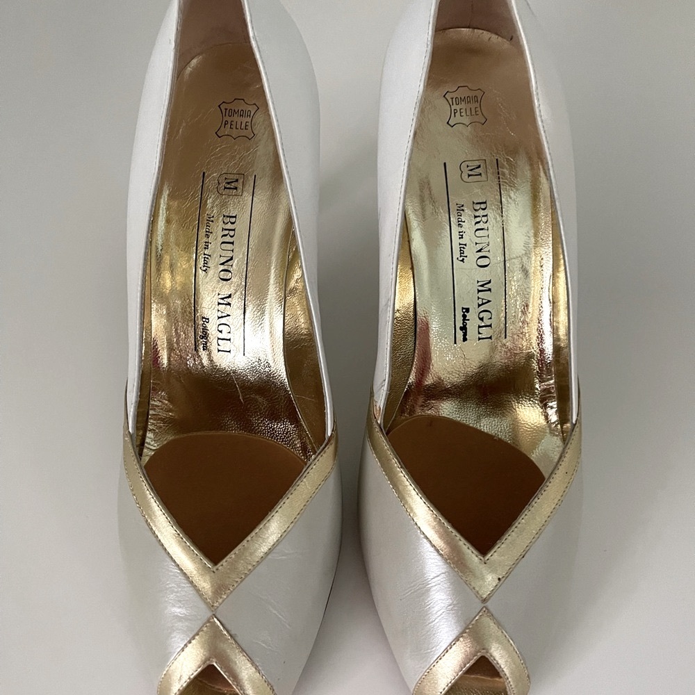 Vintage 1980's Bruno Magli Women's Shoes Ivory & Gold in 7.5 - Brand New!